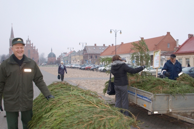 Urėdijos miškininkai pernai prieš Kalėdas gyventojams išdalijo per tūkstantį eglių šakų. Kairėje – urėdas Rimantas Kapušinskas. A.Minkevičienės nuotr.