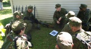 Krašto apsaugos savanorių pajėgų (KASP) Vyčio apygardos 5-osios rinktinės 506-osios pėstininkų kuopos karių pratybų akimirka. L. Dūdaitės-Kralikienės nuotr.