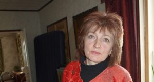 Siuvėja Beata Karolienė ne primą kartą puošia vyriausiąjį Lietuvos Senelį Kalėdą. D.Zibolienės nuotr.