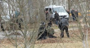 Įtariamojo kanapių auginimu Sauliaus Karosevičiaus sulaikymas priminė kovinį filmą. D. Zibolienės nuotr.