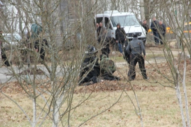 Įtariamojo kanapių auginimu Sauliaus Karosevičiaus sulaikymas priminė kovinį filmą. D. Zibolienės nuotr.