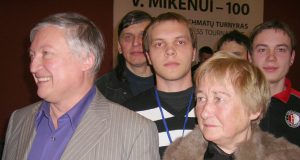 Rokiškėnai šachmatininkai Ernestas Gilys (iš dešinės)
