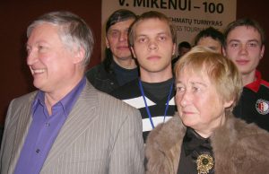 Susitiko su šachmatų žvaigžde Rokiškėnai šachmatininkai Ernestas Gilys (iš dešinės)