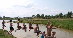 Atsigaivinti nuo karščio vaikai mėgsta Velykalnio tvenkinyje. D.Zibolienės nuotr.