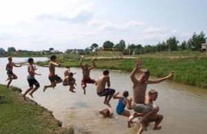 Atsigaivinti nuo karščio vaikai mėgsta Velykalnio tvenkinyje. D.Zibolienės nuotr.