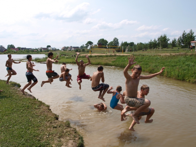 Atsigaivinti nuo karščio vaikai mėgsta Velykalnio tvenkinyje. D.Zibolienės nuotr.
