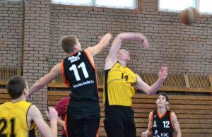 Turnyro akimirka: rokiškėnai (šviesi apranga) kovoja su Rusijos krepšininkais  dėl kamuolio. V.Jocio archyvo nuotr.