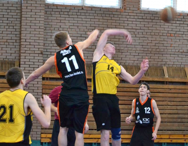 Turnyro akimirka: rokiškėnai (šviesi apranga) kovoja su Rusijos krepšininkais  dėl kamuolio. V.Jocio archyvo nuotr.