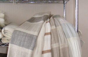 Puošnūs šalikai vertinantiems natūralias spalvas ir liną. A.Puteikytės nuotr.