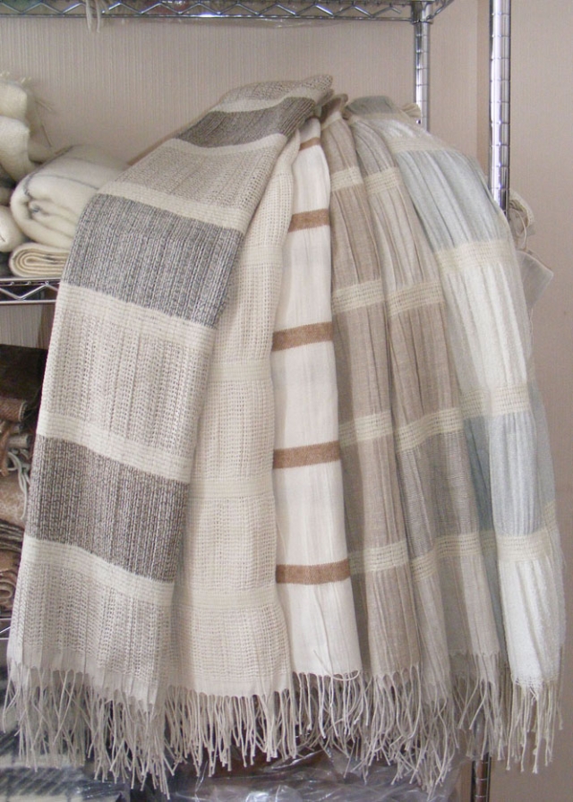 Puošnūs šalikai vertinantiems natūralias spalvas ir liną. A.Puteikytės nuotr.