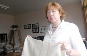 „Baltic Mills“ sunkmečiu puošiasi naujais šalikais „Baltic Mills“ vadybininkės Jolantos Kaštonaitės rankose sezono naujovė – medvilninis šalikas. L.Dūdaitės nuotr.