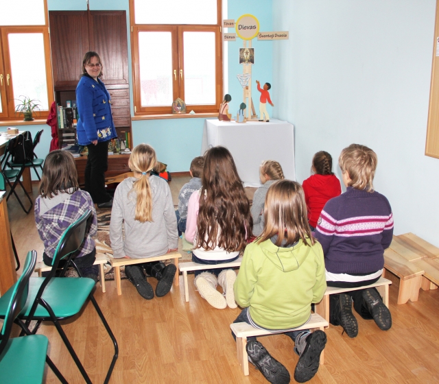 Katechetės V.Rakauskaitės užsiėmimus parapijos Jaunimo centre lanko per 100 vaikų. N.Byčkovskio nuotr.