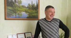 Gintaro Katinausko svetainę puošia vienintelis jo drąsaus žygio įvertinimas: rajono savivaldybės padėka. L.Dūdaitės nuotr.