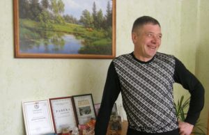 Gintaro Katinausko svetainę puošia vienintelis jo drąsaus žygio įvertinimas: rajono savivaldybės padėka. L.Dūdaitės nuotr.