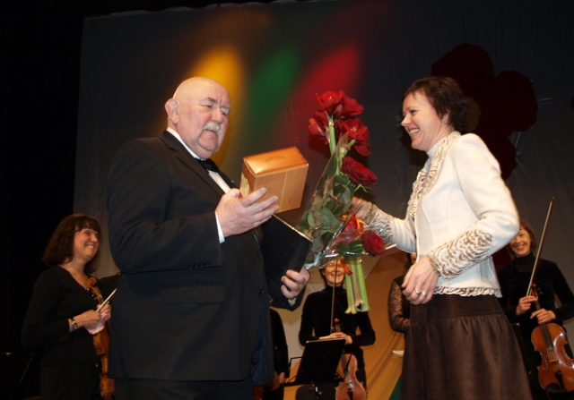 Maestro Donatas Katkus džiaugėsi sūrio krašte dovanų gavęs... sūrį Maestro Donatas Katkus džiaugėsi sūrio krašte dovanų gavęs... sūrį