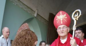 Vyskupas Jonas Kauneckas laimino rokiškėnų vaikus. L.Dūdaitės nuotr.