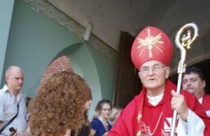 Vyskupas teikė Sutvirtinimo sakramentą Vyskupas Jonas Kauneckas laimino rokiškėnų vaikus. L.Dūdaitės nuotr.