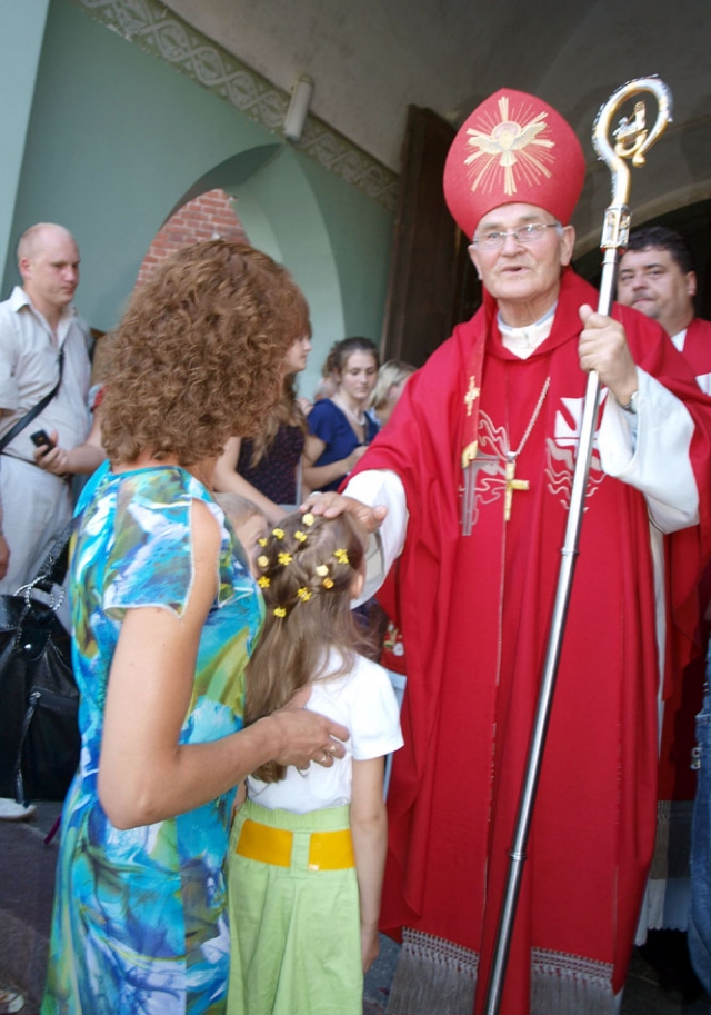 Vyskupas Jonas Kauneckas laimino rokiškėnų vaikus. L.Dūdaitės nuotr.