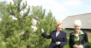 Audronė Kaupienė ir Jolanta Paukštienė apžiūrėjo būsimą Savarankiško gyvenimo namų sodelį. Jam labiausia reikėtų pavėsinės
