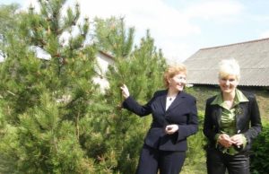 Audronė Kaupienė ir Jolanta Paukštienė apžiūrėjo būsimą Savarankiško gyvenimo namų sodelį. Jam labiausia reikėtų pavėsinės