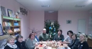 Kavoliškio bibliotekos eglutė papuošta karpiniais