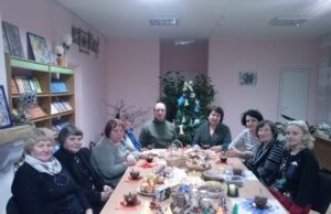 Kavoliškio bibliotekos eglutė papuošta karpiniais