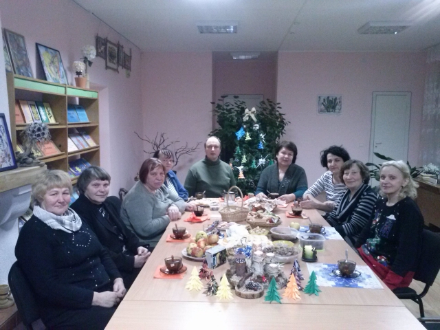 Kavoliškio bibliotekos eglutė papuošta karpiniais