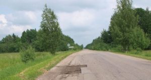 Kavoliškio kelias ne vieną savaitę priminė slalomo trasą.