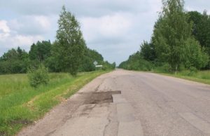 Kavoliškio kelias ne vieną savaitę priminė slalomo trasą.