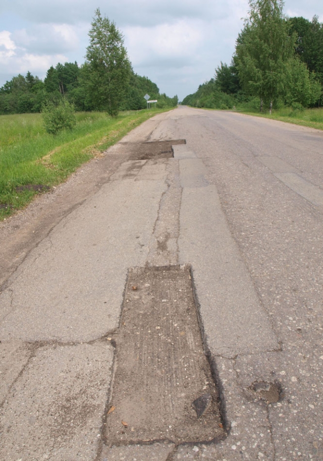 Kavoliškio kelias ne vieną savaitę priminė slalomo trasą.