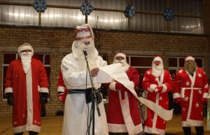 Išgražėjusiame Kavoliškyje sužibo girliandų liepsnelės Nuotaikingi Kalėdų seneliai kavoliškėnus sveikino su artėjančiomis šventėmis.