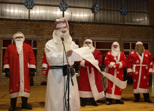Nuotaikingi Kalėdų seneliai kavoliškėnus sveikino su artėjančiomis šventėmis. Nuotaikingi Kalėdų seneliai kavoliškėnus sveikino su artėjančiomis šventėmis.