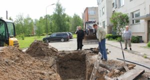 UAB “Rokiškio vandenys“ Vandentiekio ir nuotekų tinklų padalinio vadovas R.Gagiškis stebint kavoliškėnams apžiūrėjo avarijos vietą. D.Zibolienės nuotr.