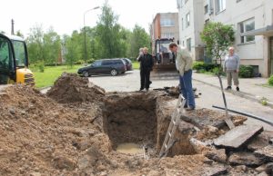 UAB “Rokiškio vandenys“ Vandentiekio ir nuotekų tinklų padalinio vadovas R.Gagiškis stebint kavoliškėnams apžiūrėjo avarijos vietą. D.Zibolienės nuotr.
