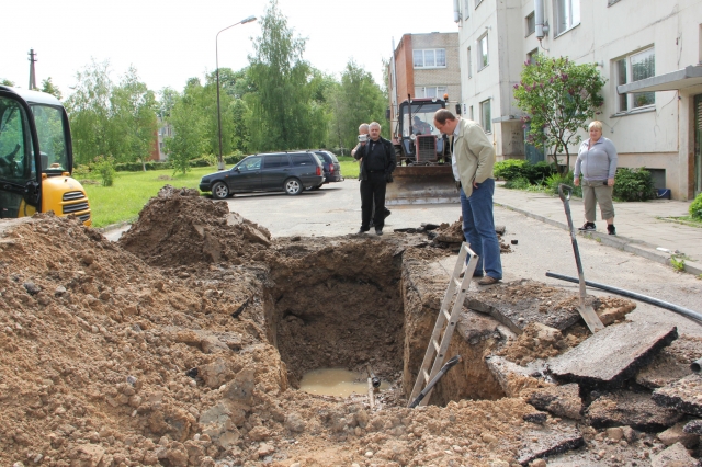 UAB “Rokiškio vandenys“ Vandentiekio ir nuotekų tinklų padalinio vadovas R.Gagiškis stebint kavoliškėnams apžiūrėjo avarijos vietą. D.Zibolienės nuotr. UAB “Rokiškio vandenys“ Vandentiekio ir nuotekų tinklų padalinio vadovas R.Gagiškis stebint kavoliškėnams apžiūrėjo avarijos vietą. D.Zibolienės nuotr.