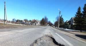 Rokiškio Daržų gatvė: asfalte žiojėjanti duobė ne vienam vairuotojui gali tapti spąstais. A.Minkevičienės nuotr.