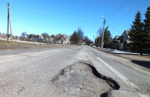 Rokiškio Daržų gatvė: asfalte žiojėjanti duobė ne vienam vairuotojui gali tapti spąstais. A.Minkevičienės nuotr.