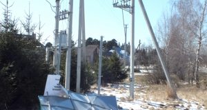 Kavoliškis saviškius ir svečius pasitinka suplėšytu ir ant žemės nukritusiu reklaminiu stendu.