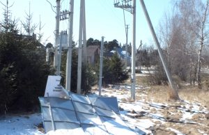 Kavoliškis saviškius ir svečius pasitinka suplėšytu ir ant žemės nukritusiu reklaminiu stendu.