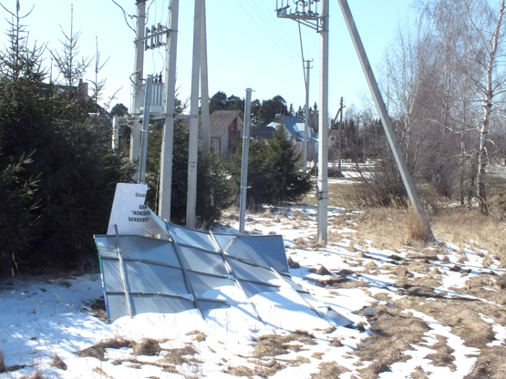Kavoliškis saviškius ir svečius pasitinka suplėšytu ir ant žemės nukritusiu reklaminiu stendu.