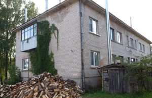 Sodų gatvės 8-ojo namo aplinką darko malkos. D.Zibolienės nuotr.