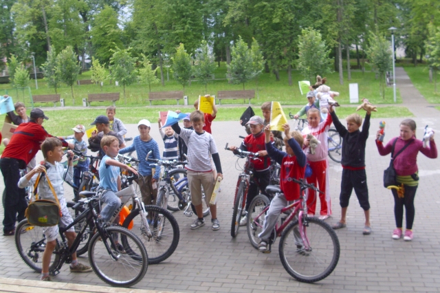 Atostogaujantys vaikai dalyvavo sveikatingumo šventėje. D.Janulienės nuotr.