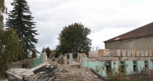 Griuvėsiai Kavoliškio gyvenvietės centre - nepuošia šios teritorijos