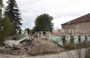 Griuvėsiai Kavoliškio gyvenvietės centre - nepuošia šios teritorijos