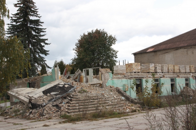 Griuvėsiai Kavoliškio gyvenvietės centre - nepuošia šios teritorijos