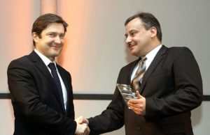 Ūkio ministras R.Žylius apdovanojimą „Už nuopelnus verslui“ įteikė UAB „Rokvesta“ direktoriui A.Kazinavičiui. Eltos nuotr.