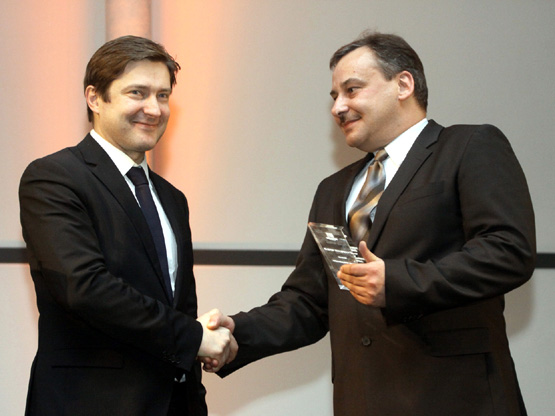 Ūkio ministras R.Žylius apdovanojimą „Už nuopelnus verslui“ įteikė UAB „Rokvesta“ direktoriui A.Kazinavičiui. Eltos nuotr. Ūkio ministras R.Žylius apdovanojimą „Už nuopelnus verslui“ įteikė UAB „Rokvesta“ direktoriui A.Kazinavičiui. Eltos nuotr.