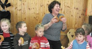 „Pumpurėlio“ lopšelio-darželio "Boružiukų" grupės auklėtoja Janina Bukienė ir vaikai linksminosi tradicinėje Kaziuko šventėje. N.Byčkovskio nuotr.