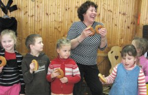 „Pumpurėlio“ lopšelio-darželio "Boružiukų" grupės auklėtoja Janina Bukienė ir vaikai linksminosi tradicinėje Kaziuko šventėje. N.Byčkovskio nuotr.