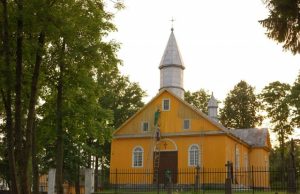 Prieš Šv. Stepono atlaidus Kazliškio parapijos tikintieji nutarė pagražinti savo šventovę. V. Stumbrio nuotr.